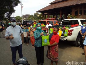 500 Paket Sembako Dibagikan pada Warga Ponorogo yang Terdampak Corona