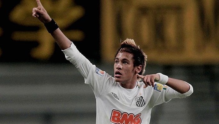 TOYOTA, JAPAN - DECEMBER 14: Neymar of Santos Futebol Clube celebrates his goal during the FIFA Club World Cup semi final match between Kashiwa Reysol and Santos at Toyota Stadium on December 14, 2011 in Toyota, Japan.(Photo by Lintao Zhang/Getty Images)
