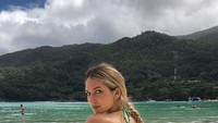 Anna Modler pun suka banget traveling keliling dunia. Dia pernah mendatangi Seychelles, suatu destinasi wisata di Samudera Hindia saingannya Maldives (Instagram/annamodler)