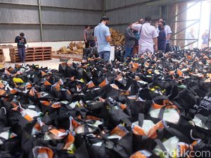 2.500 Paket Sembako Dibagikan untuk Buruh di Jabar yang Dirumahkan 2.500 Paket Sembako Dibagikan untuk Buruh di Jabar yang Dirumahkan