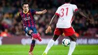 Mantan gelandang Barcelona, Xavi Hernandez, dipilih Pirlo sebagai gelandang tengahnya. Kualitas umpannya, plus visi permainan mematikan, menjadikan Xavi salah satu gelandang terbaik yang pernah ada. Tak cuma sukses di Barcelona, pria yang kini melatih Al Sadd itu juga membantu Spanyol sukses merajai dunia. (Foto: (Getty Images)