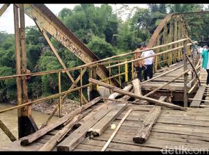 Warga Keluhkan Jembatan Penghubung Desa Sukabumi-Cianjur yang Jebol