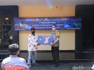 Bahagianya Pekerja Harian di Pacitan Dapat Bantuan Selama Pandemi Corona