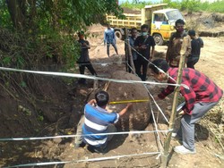Penggali Tanah Uruk Temukan Batu Pipi Candi di Situs Kumitir Mojokerto
