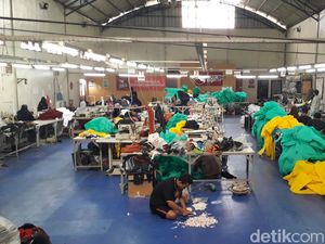 Pesanan Menurun Imbas Corona, Konveksi Bandung Ini Beralih Produksi APD