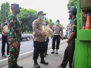 Puluhan Tukang Becak Terdampak Wabah Corona di Jombang Dapat Sembako