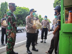 Puluhan Tukang Becak Terdampak Wabah Corona di Jombang Dapat Sembako