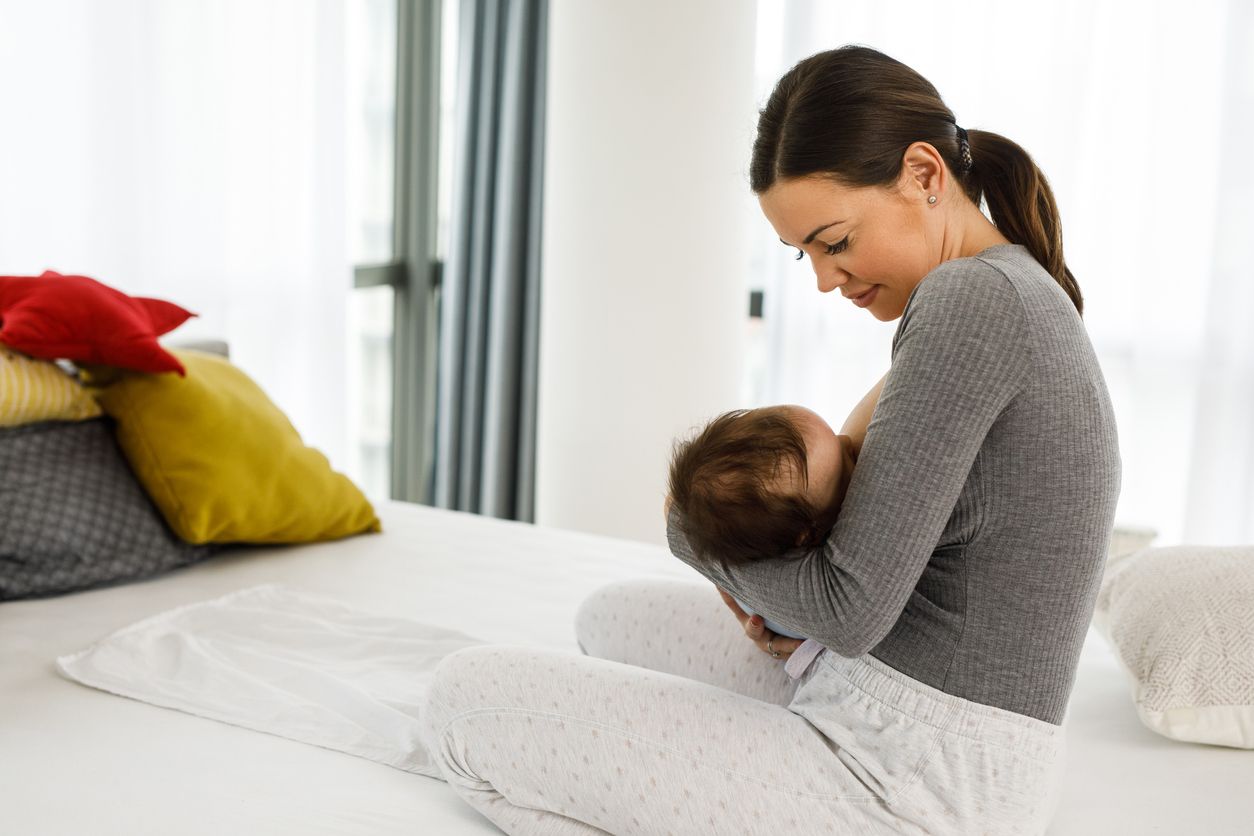 Ini Tanda Bayi Cukup ASI Saat Ibu Menyusui Berpuasa