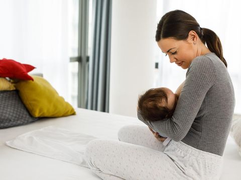 Jangan Salah! Ternyata Percikan ASI Tak Sebabkan Jerawat Bayi 