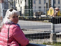 Cerita Pasangan yang Terpisah karena Corona, Hanya Bisa Bertemu di Perbatasan