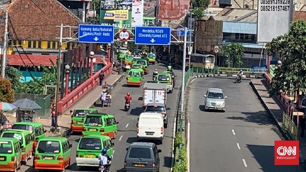 Jalan di depan Stasiun Bogor didominasi oleh angkot di hari pertama PSBB.