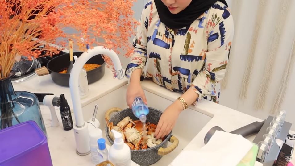 Cuci Kepiting Pakai Air Mineral Rp750 Ribu, Rachel Vennya: Maaf Banget