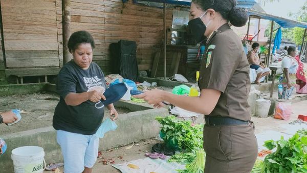 Kejati Papua Barat Bersinergi Bagikan Masker