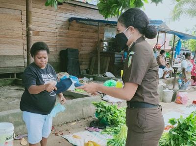 Kejati Papua Barat Bersinergi Bagikan Masker