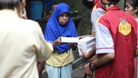 Bagi-bagi Nasi Kotak Bantu Warga Terdampak COVID-19