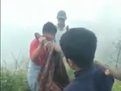 Viral Remaja Evakuasi Jasad Wanita dengan Sarung di Gunung Rinjani
