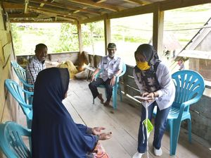 Bupati Luwu Utara Antar Sembako dan Bantuan PKH Sampai ke Rumah Warga