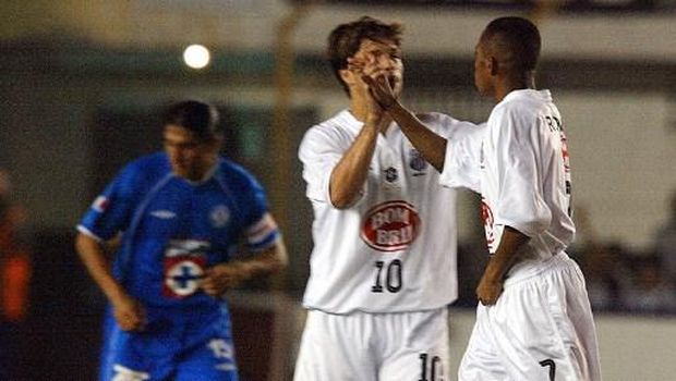 Robinho (D) del Santos de Brasil, es saludado por su compaero Diego (C) luego de convertir el primer gol para su equipo, mientras Palencia (I), del Cruz Azul de Mxico observa, el 28 de mayo de 2003, durante el partido vlido por los cuartos de final de la Copa Libertadores de Amrica disputado en Santos, Brasil.     AFP PHOTO/ANTONIO SCORZA (Photo by ANTONIO SCORZA / AFP)