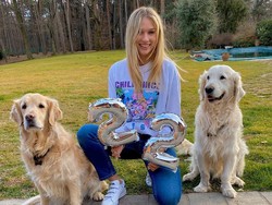 Postingan Anna Modler di Instagram ini menunjukkan, dua anjing tersebut adalah peliharannya Alexis Sanchez (Instagram/annamodler)