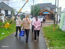 Salut! Gubernur Bengkulu Antar Makanan ke Rumah Pasien COVID-19
