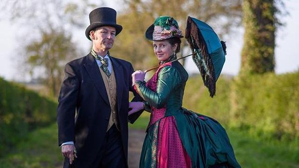 Foto Pasangan Tampil Unik Tiap Olahraga, Jadi Hiburan Tetangga Saat Karantina