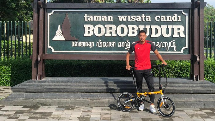Pemain Tira Persikabo, Andy Setyo, gowes untuk menjaga kebugaran.