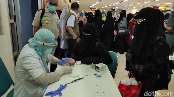 Sebanyak 176 warga Sulsel yang jadi santri di Jatim jalani rapid test begitu tiba di Bandara Hasanuddin (M Bakrie/detikcom) Sebanyak 176 warga Sulsel yang jadi santri di Jatim jalani rapid test begitu tiba di Bandara Hasanuddin (M Bakrie/detikcom)
