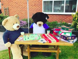 Boneka Beruang Raksasa yang Bikin Senyum di Tengah Pandemi Corona