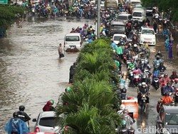 Terendam Banjir, Jalan Penghubung Cimahi-Bandung Macet Parah