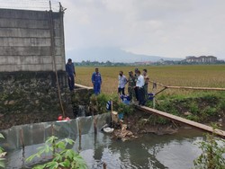 Pipa Kendur, Solar Pertamina Rembes Masuk ke Sungai di Bandung