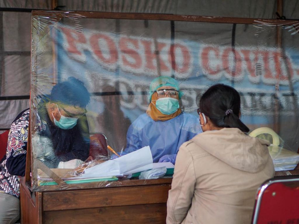 Pemerintah Jelaskan Definisi Kontak Erat Terkait COVID-19 Pemerintah Jelaskan Definisi Kontak Erat Terkait COVID-19