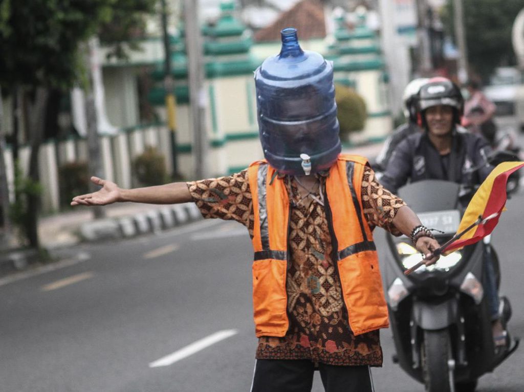Pelindung Wajah dari Galon Bekas Pelindung Wajah dari Galon Bekas