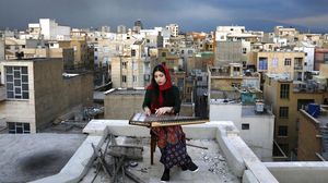 Ragam Aksi Musisi Iran Main di Atap Rumah saat Karantina