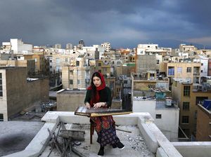 Ragam Aksi Musisi Iran Main di Atap Rumah saat Karantina