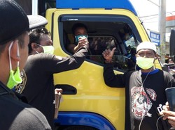 Sopir Truk Banyuwangi Bagikan 1.000 Masker ke Sesama Sopir
