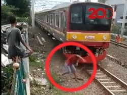 Detik-detik Remaja Terserempet KRL Saat Tawuran di Jakpus