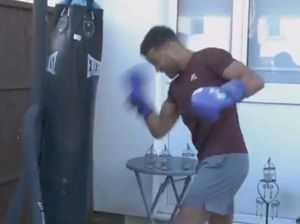 Muka Juara Tinju Ini Bonyok, Tak Sengaja Kena Uppercut Sendiri