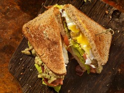 Kesal Diprotes Suami, Istri Ini Bikin Sandwich Bentuk Mr P!