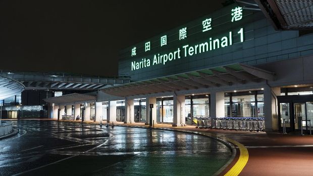 Sunyi Bandara Di Tokyo The airport driveway is empty with most international flights canceled at the Narita International Airport in Nairta, near Tokyo, Wednesday, April 1, 2020. (AP Photo/Jae C. Hong)