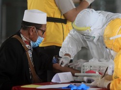 Khofifah: Pekerja Migran Asal Malaysia Diberi Gelang untuk Screening