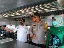 Dapur Umum di Alun-alun Cilegon Bagikan 500 Makanan-1.000 Sembako ke Warga