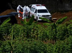 Curhat Pilu Sopir Mobil Jenazah yang Makamkan Puluhan Korban COVID-19 Setiap Hari