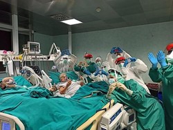 Kisah Manis Pasangan Tua Sakit Corona Gelar Ultah Pernikahan ke-50 di ICU