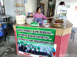 Berbagi Saat Corona, Alumni SMP Muhammadiyah Bagikan Makan ke Buruh-Ojek