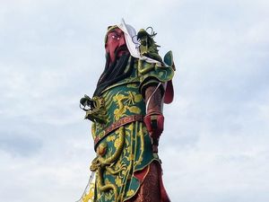 Video Runtuhnya Patung Dewa Setinggi 30 Meter di Tuban Video Runtuhnya Patung Dewa Setinggi 30 Meter di Tuban