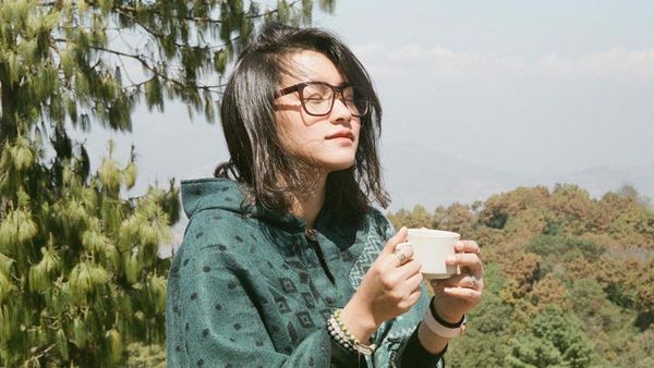 Suka Fotografi, Ini Potret Cantik Twindy Rarasari saat di Kafe Kekinian