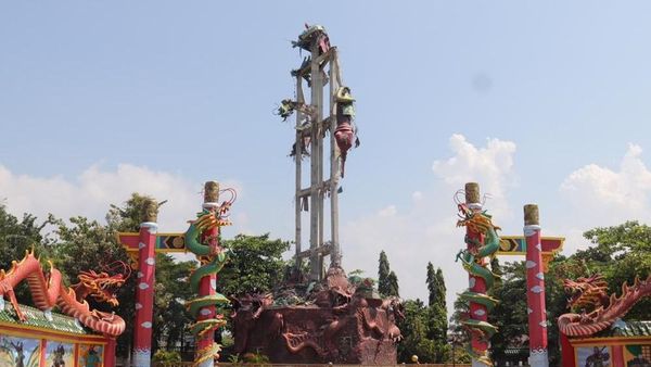 Potret Patung Dewa Setinggi 30 Meter yang Runtuh di Tuban