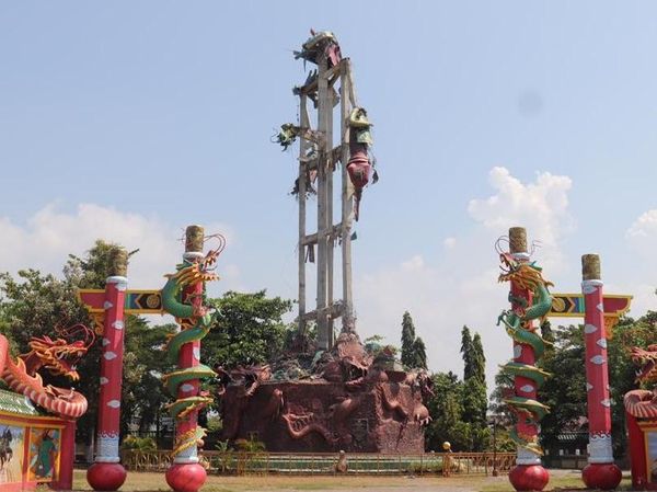 Potret Patung Dewa Setinggi 30 Meter yang Runtuh di Tuban
