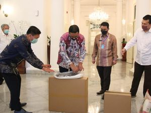 Video Hari Pertama Jadi Wagub, Riza Dampingi Anies Terima Bantuan APD