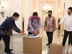 Video Hari Pertama Jadi Wagub, Riza Dampingi Anies Terima Bantuan APD